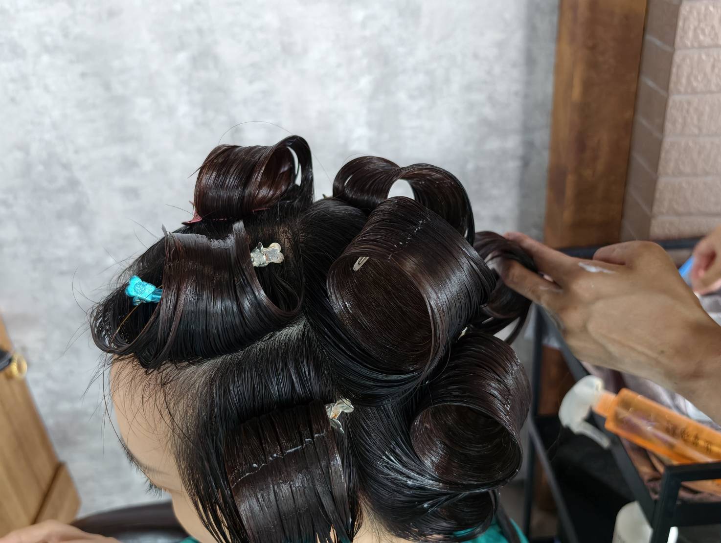 台中南區髮廊【雅頓髮型 台中美村店】洗髮、護髮加造型的療癒行程，一個半小時輕鬆完成。髮尾不再像稻草，找回頭髮的光澤感。