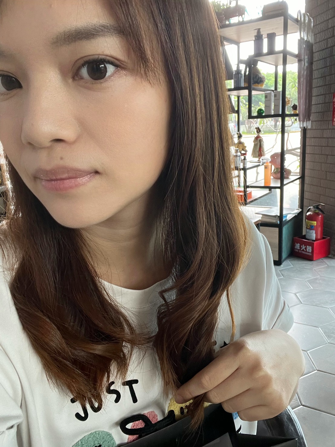 台中南區髮廊【雅頓髮型 台中美村店】洗髮、護髮加造型的療癒行程，一個半小時輕鬆完成。髮尾不再像稻草，找回頭髮的光澤感。