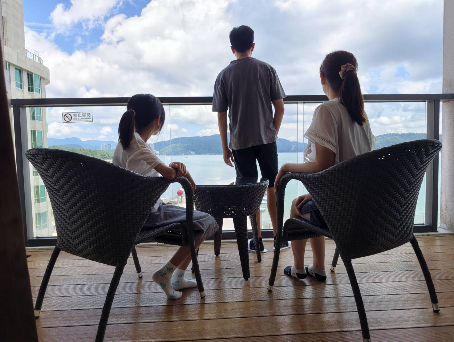 日月潭住宿推薦【力麗哲園飯店－日潭館】親子旅遊首選，絕美湖景客房，從早到晚都能欣賞湖光山色。飯店樓下就是伊達邵老街，帶你輕鬆玩兩天一夜!