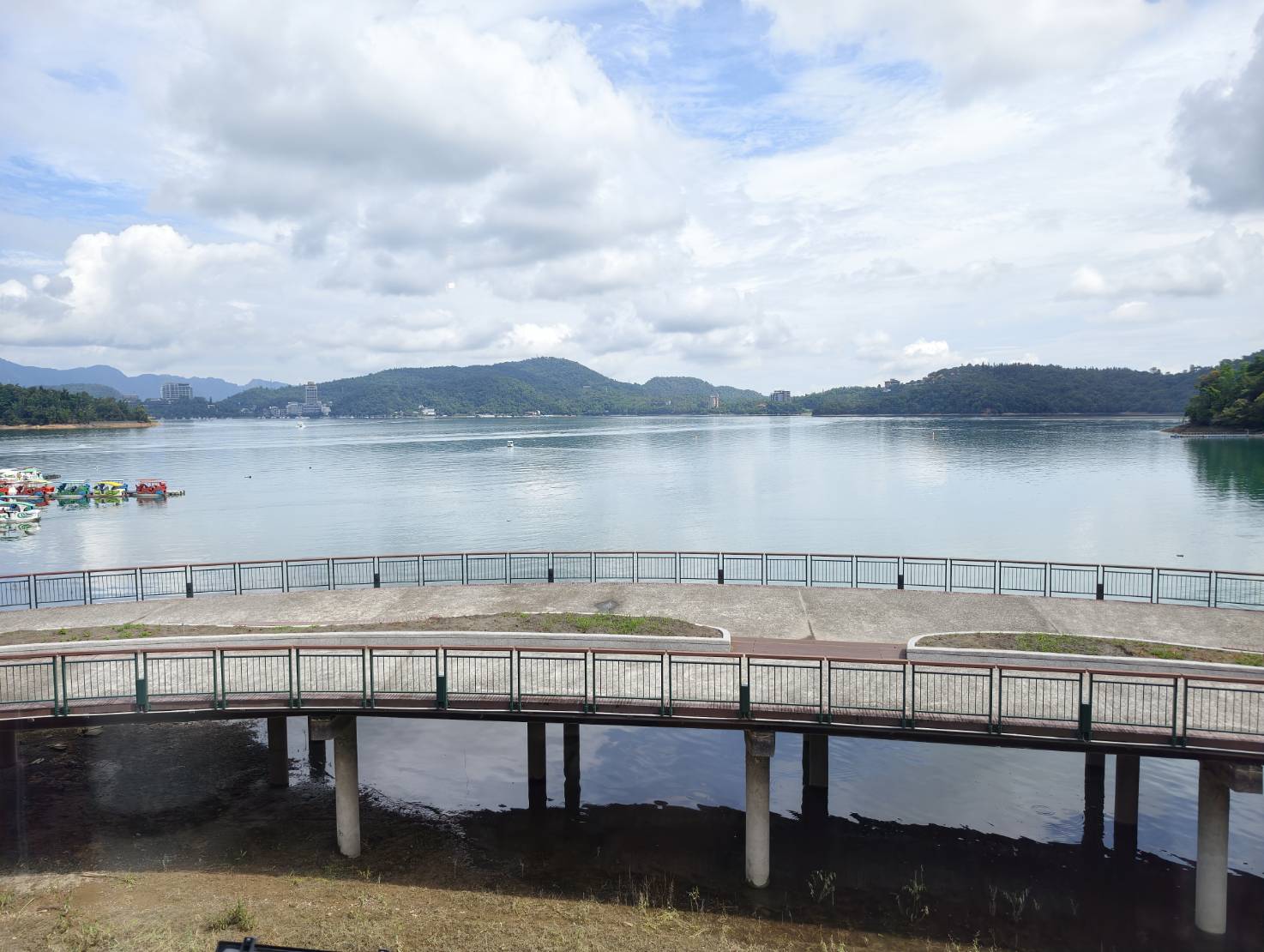 日月潭住宿推薦【力麗哲園飯店－日潭館】親子旅遊首選，絕美湖景客房，從早到晚都能欣賞湖光山色。飯店樓下就是伊達邵老街，帶你輕鬆玩兩天一夜!