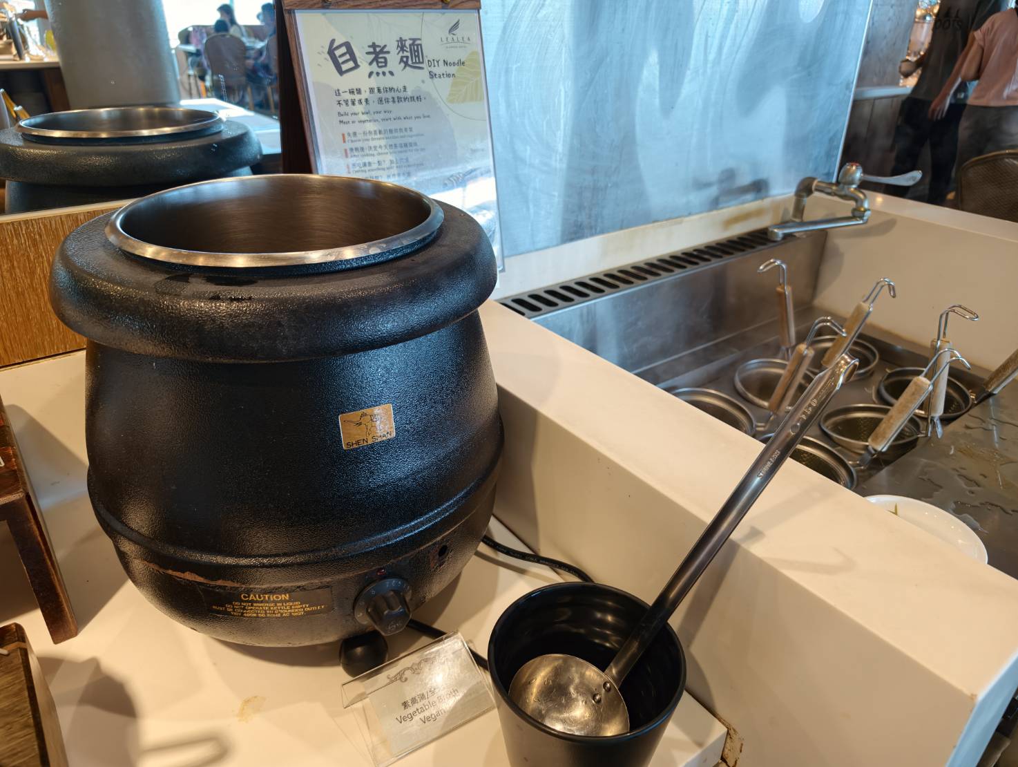 日月潭住宿推薦【力麗哲園飯店－日潭館】親子旅遊首選，絕美湖景客房，從早到晚都能欣賞湖光山色。飯店樓下就是伊達邵老街，帶你輕鬆玩兩天一夜!