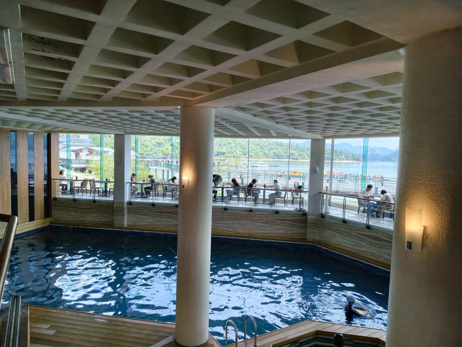 日月潭住宿推薦【力麗哲園飯店－日潭館】親子旅遊首選，絕美湖景客房，從早到晚都能欣賞湖光山色。飯店樓下就是伊達邵老街，帶你輕鬆玩兩天一夜!