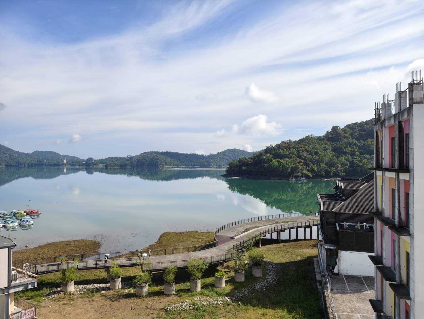 日月潭住宿推薦【力麗哲園飯店－日潭館】親子旅遊首選，絕美湖景客房，從早到晚都能欣賞湖光山色。飯店樓下就是伊達邵老街，帶你輕鬆玩兩天一夜!