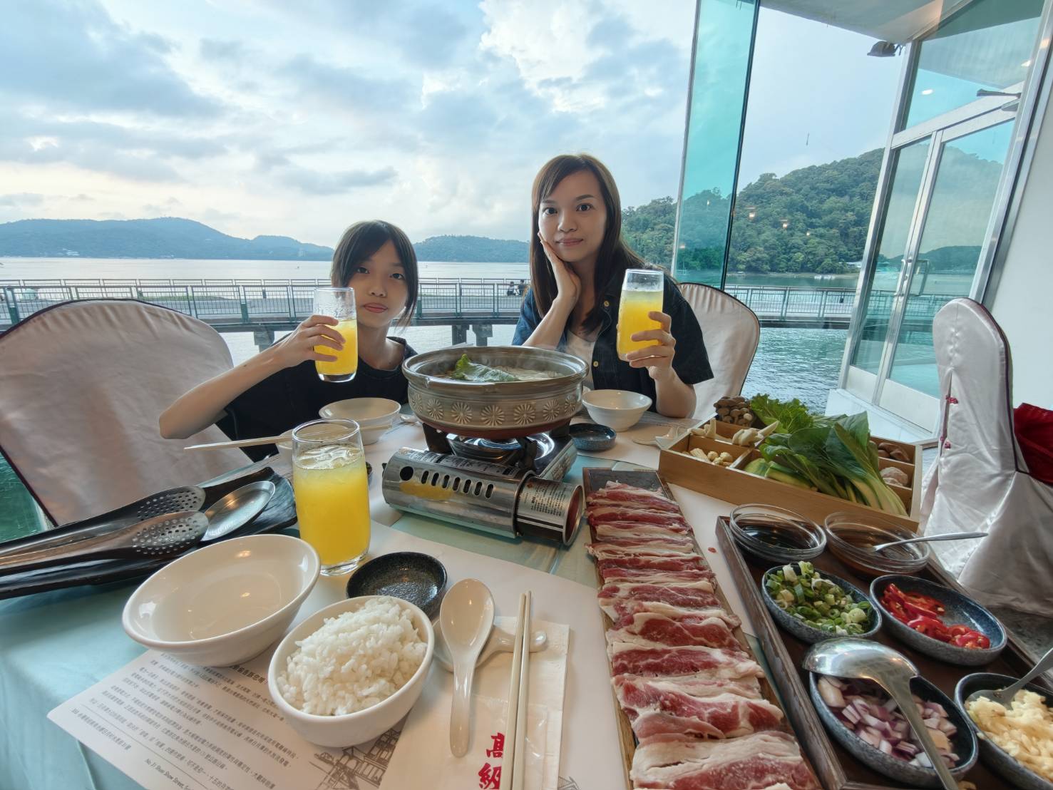 日月潭住宿推薦【力麗哲園飯店－日潭館】親子旅遊首選，絕美湖景客房，從早到晚都能欣賞湖光山色。飯店樓下就是伊達邵老街，帶你輕鬆玩兩天一夜!