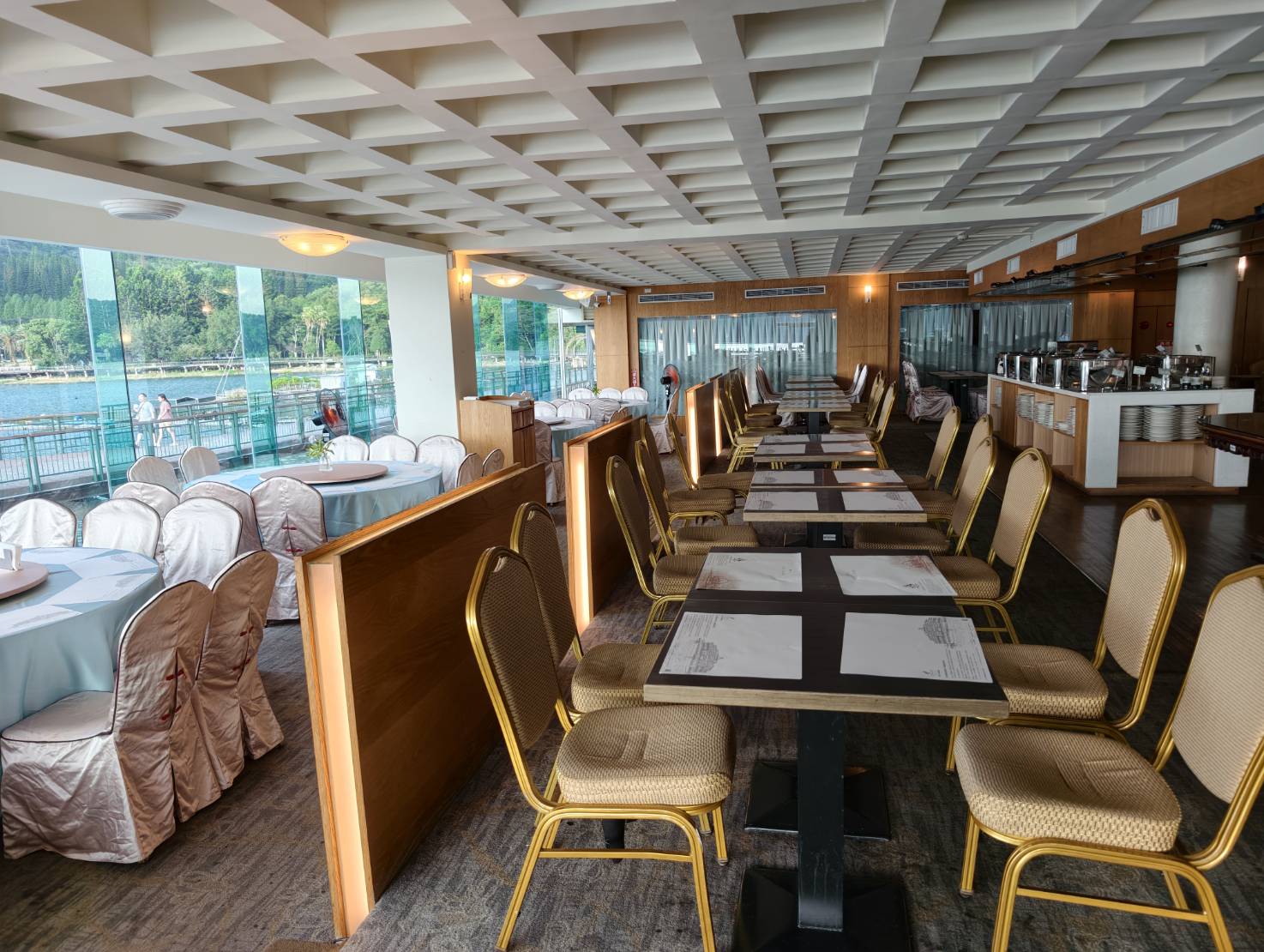 日月潭住宿推薦【力麗哲園飯店－日潭館】親子旅遊首選，絕美湖景客房，從早到晚都能欣賞湖光山色。飯店樓下就是伊達邵老街，帶你輕鬆玩兩天一夜!