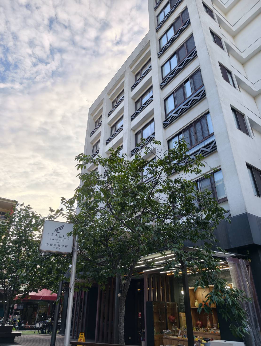 日月潭住宿推薦【力麗哲園飯店－日潭館】親子旅遊首選，絕美湖景客房，從早到晚都能欣賞湖光山色。飯店樓下就是伊達邵老街，帶你輕鬆玩兩天一夜!