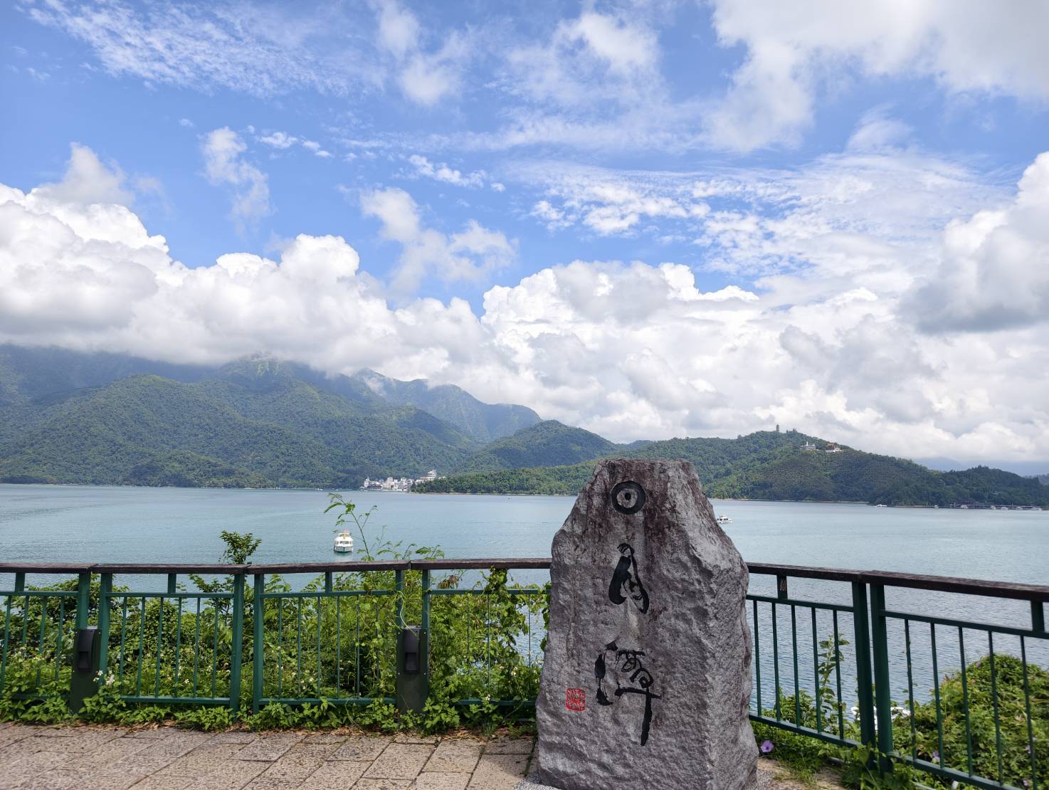 日月潭住宿推薦【力麗哲園飯店－日潭館】親子旅遊首選，絕美湖景客房，從早到晚都能欣賞湖光山色。飯店樓下就是伊達邵老街，帶你輕鬆玩兩天一夜!