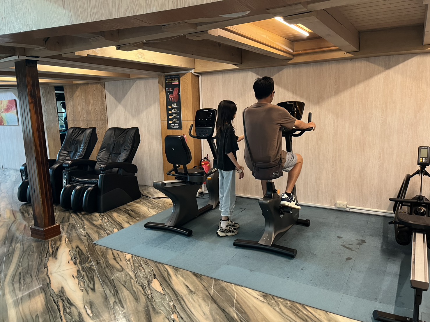 日月潭住宿推薦【力麗哲園飯店－日潭館】親子旅遊首選，絕美湖景客房，從早到晚都能欣賞湖光山色。飯店樓下就是伊達邵老街，帶你輕鬆玩兩天一夜!