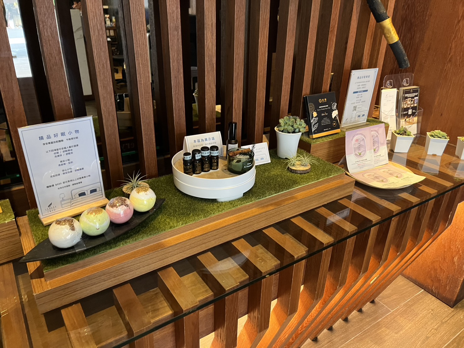 日月潭住宿推薦【力麗哲園飯店－日潭館】親子旅遊首選，絕美湖景客房，從早到晚都能欣賞湖光山色。飯店樓下就是伊達邵老街，帶你輕鬆玩兩天一夜!