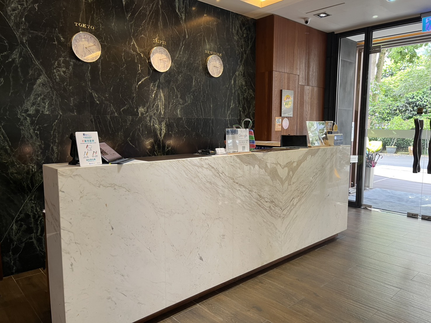 日月潭住宿推薦【力麗哲園飯店－日潭館】親子旅遊首選，絕美湖景客房，從早到晚都能欣賞湖光山色。飯店樓下就是伊達邵老街，帶你輕鬆玩兩天一夜!