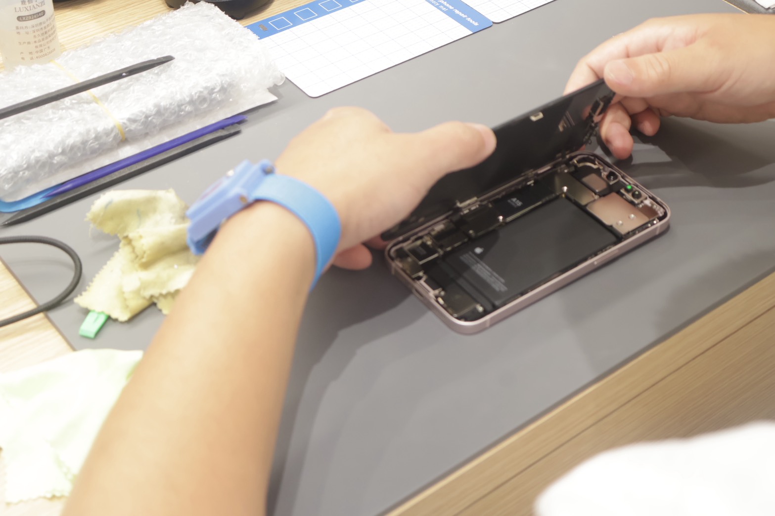 台中iPhone原廠電池推薦【鼎威維修 北屯店】快速檢測，Apple原廠電池快速更換，只要一小時!不會清除資料，還有90天維修保固。