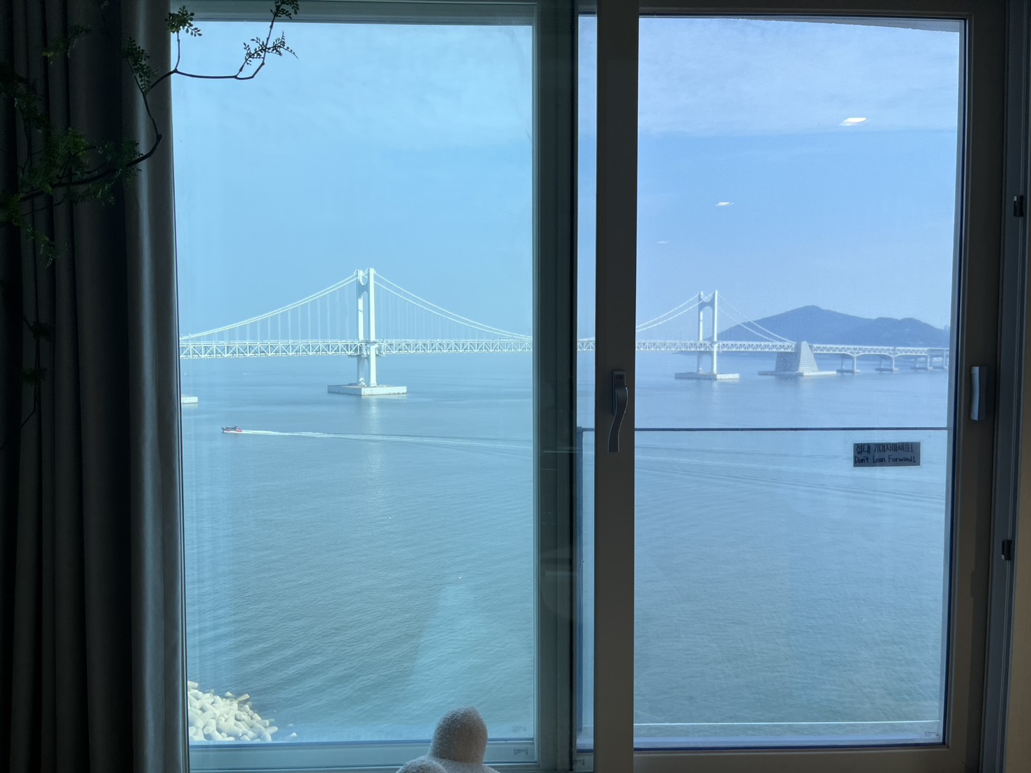 釜山廣安里住宿推薦【廣安KCC Switzen Harbor View Apt. Airbnb】兩房海景公寓，第一排欣賞廣安大橋夜景。絕美海景房，躺在房間就能欣賞廣安里煙火秀。