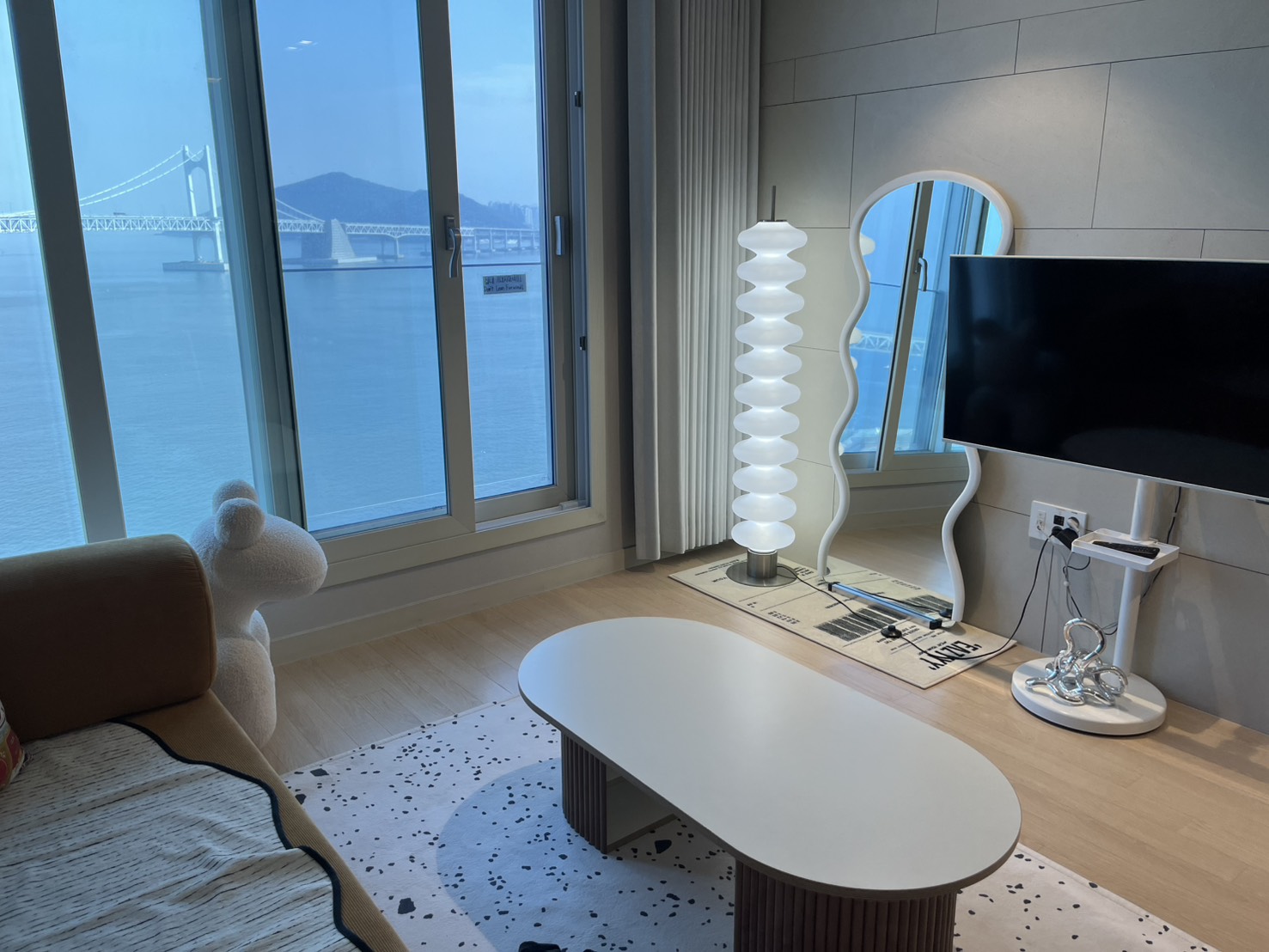 釜山廣安里住宿推薦【廣安KCC Switzen Harbor View Apt. Airbnb】兩房海景公寓，第一排欣賞廣安大橋夜景。絕美海景房，躺在房間就能欣賞廣安里煙火秀。