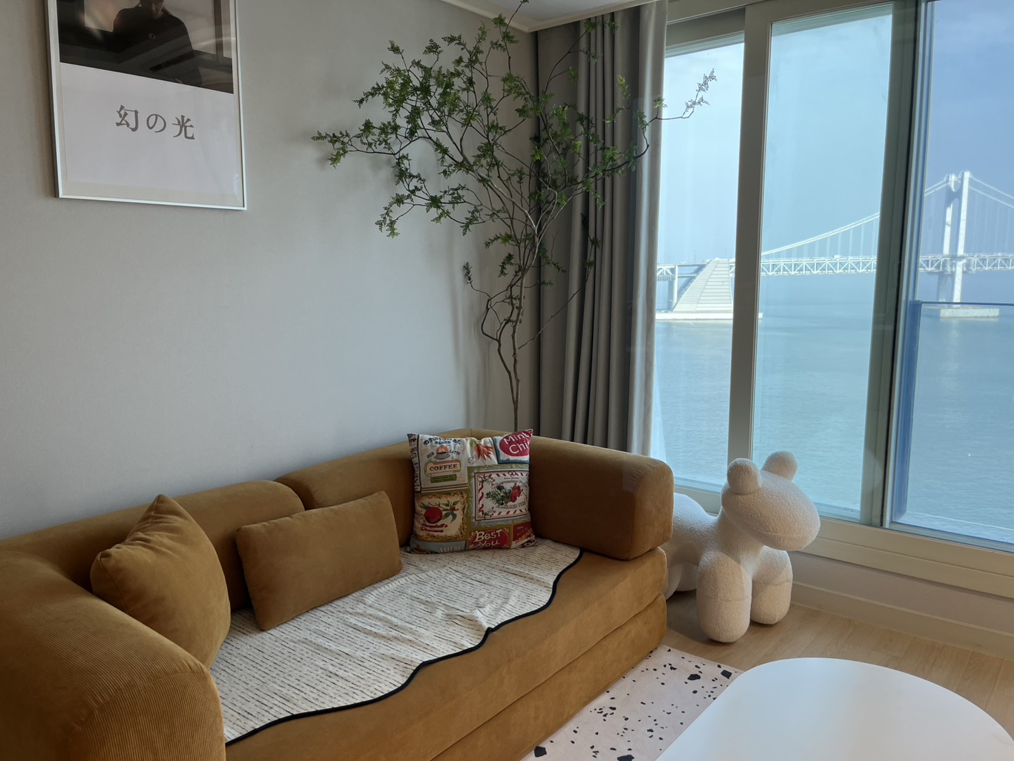 釜山廣安里住宿推薦【廣安KCC Switzen Harbor View Apt. Airbnb】兩房海景公寓，第一排欣賞廣安大橋夜景。絕美海景房，躺在房間就能欣賞廣安里煙火秀。