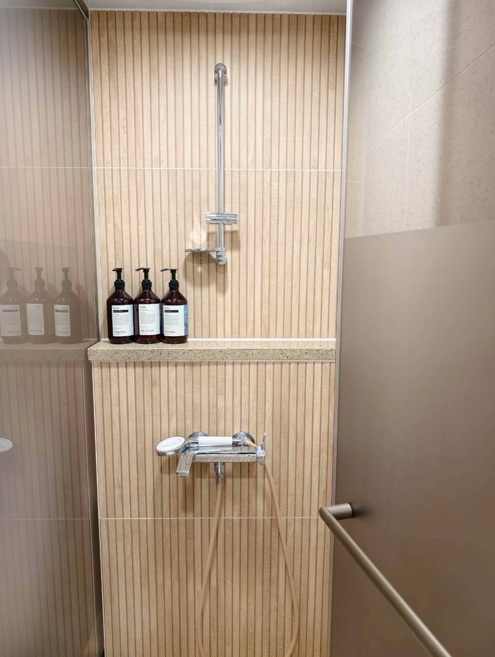 釜山廣安里住宿推薦【廣安KCC Switzen Harbor View Apt. Airbnb】兩房海景公寓，第一排欣賞廣安大橋夜景。絕美海景房，躺在房間就能欣賞廣安里煙火秀。