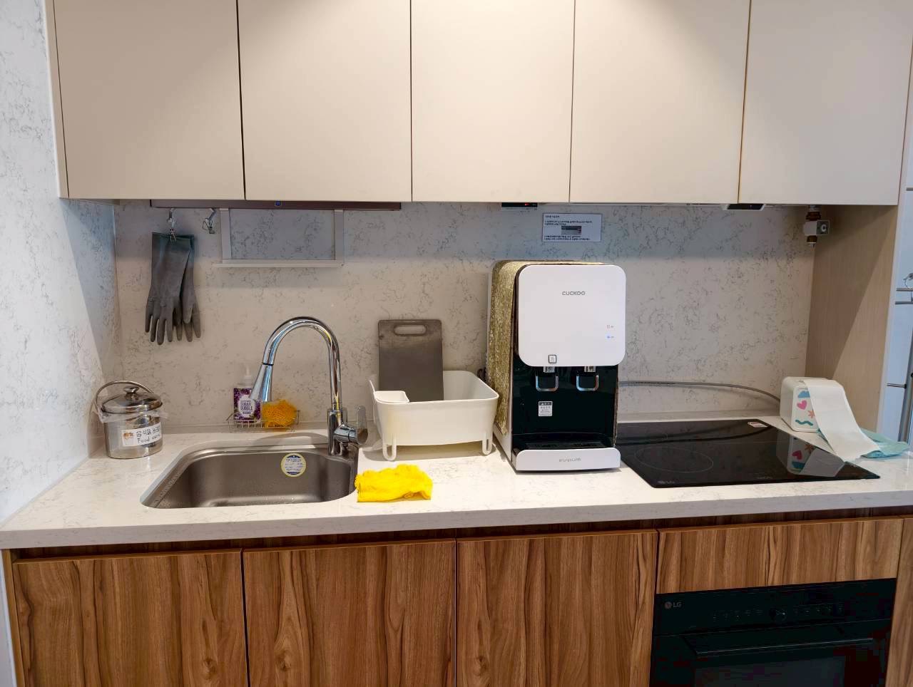 釜山廣安里住宿推薦【廣安KCC Switzen Harbor View Apt. Airbnb】兩房海景公寓，第一排欣賞廣安大橋夜景。絕美海景房，躺在房間就能欣賞廣安里煙火秀。