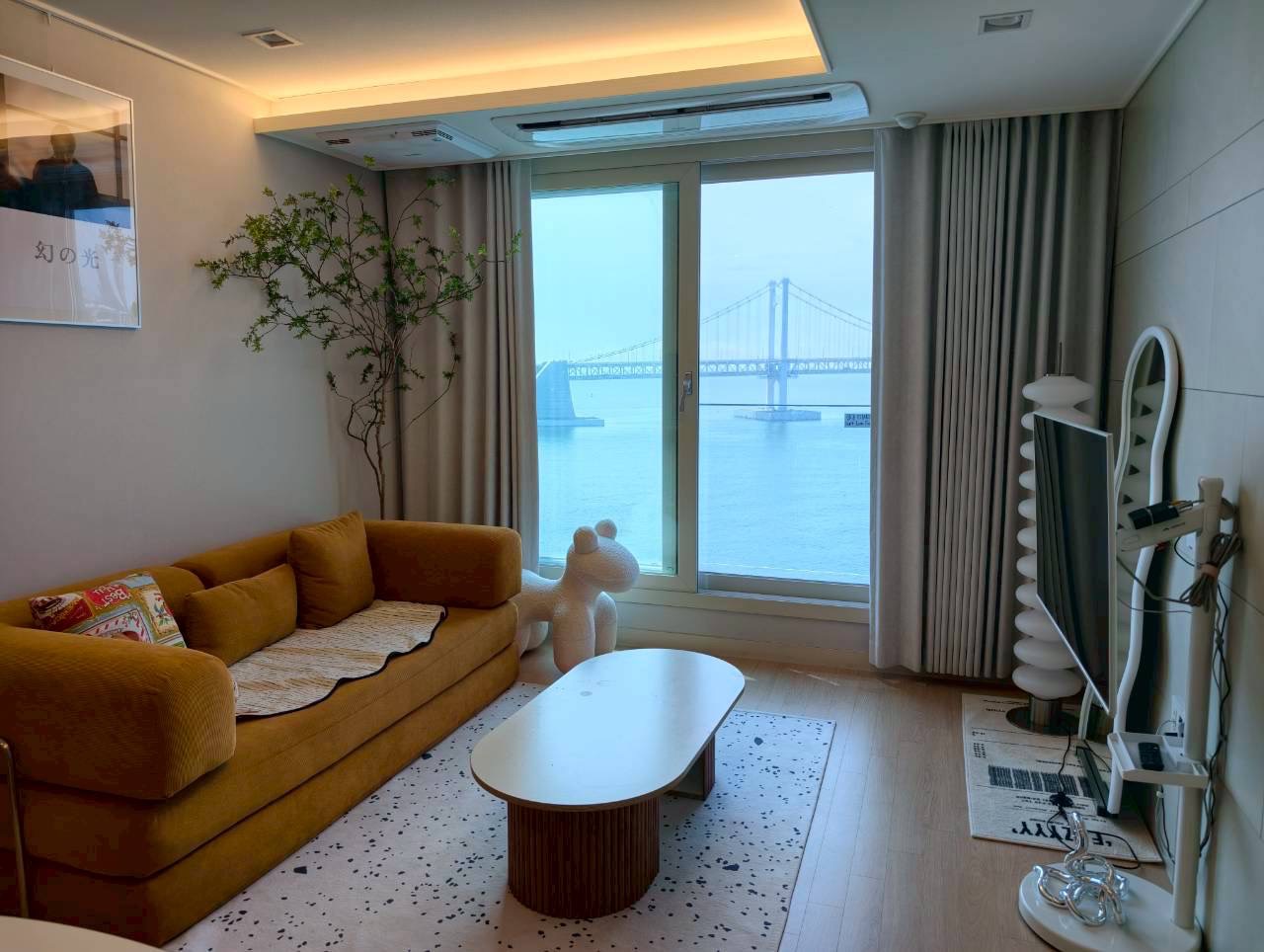 釜山廣安里住宿推薦【廣安KCC Switzen Harbor View Apt. Airbnb】兩房海景公寓，第一排欣賞廣安大橋夜景。絕美海景房，躺在房間就能欣賞廣安里煙火秀。