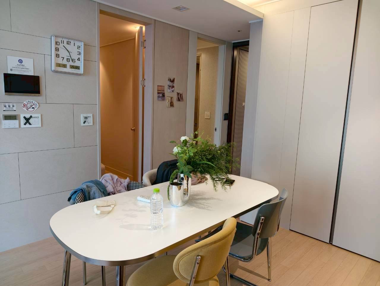 釜山廣安里住宿推薦【廣安KCC Switzen Harbor View Apt. Airbnb】兩房海景公寓，第一排欣賞廣安大橋夜景。絕美海景房，躺在房間就能欣賞廣安里煙火秀。