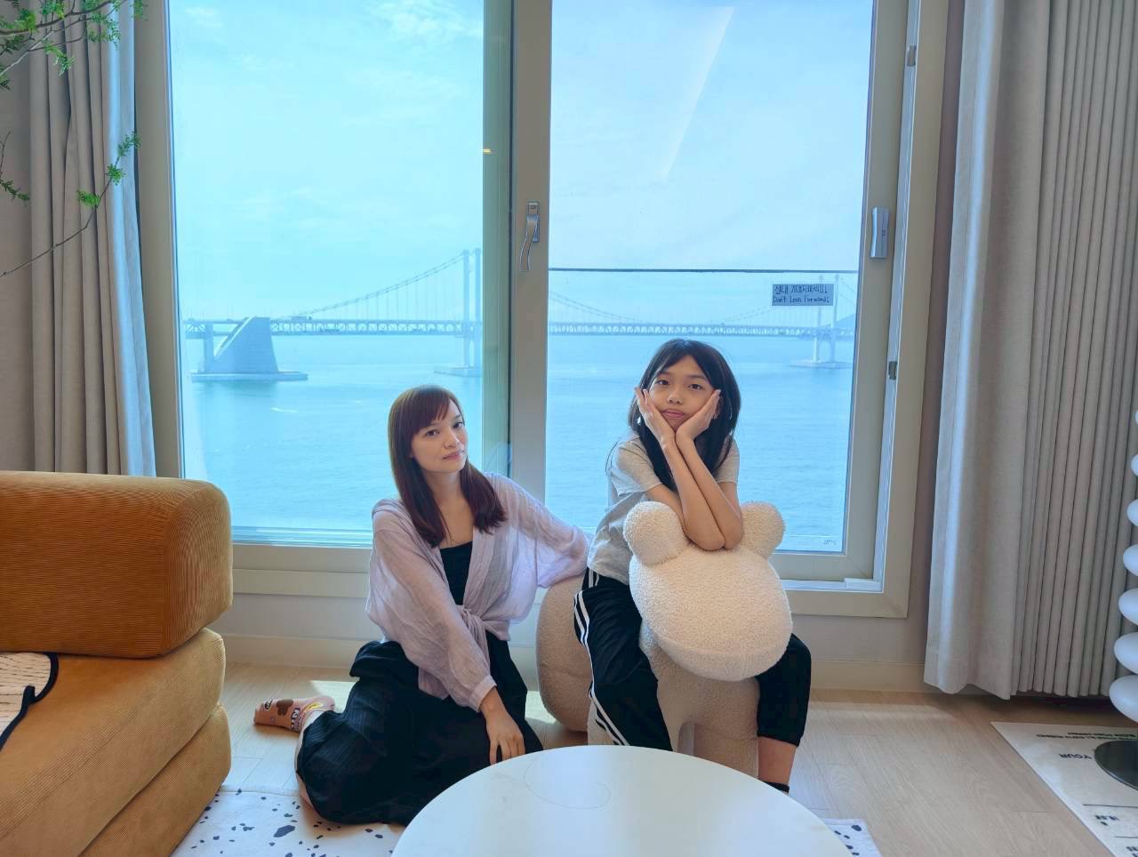 釜山廣安里住宿推薦【廣安KCC Switzen Harbor View Apt. Airbnb】兩房海景公寓，第一排欣賞廣安大橋夜景。絕美海景房，躺在房間就能欣賞廣安里煙火秀。