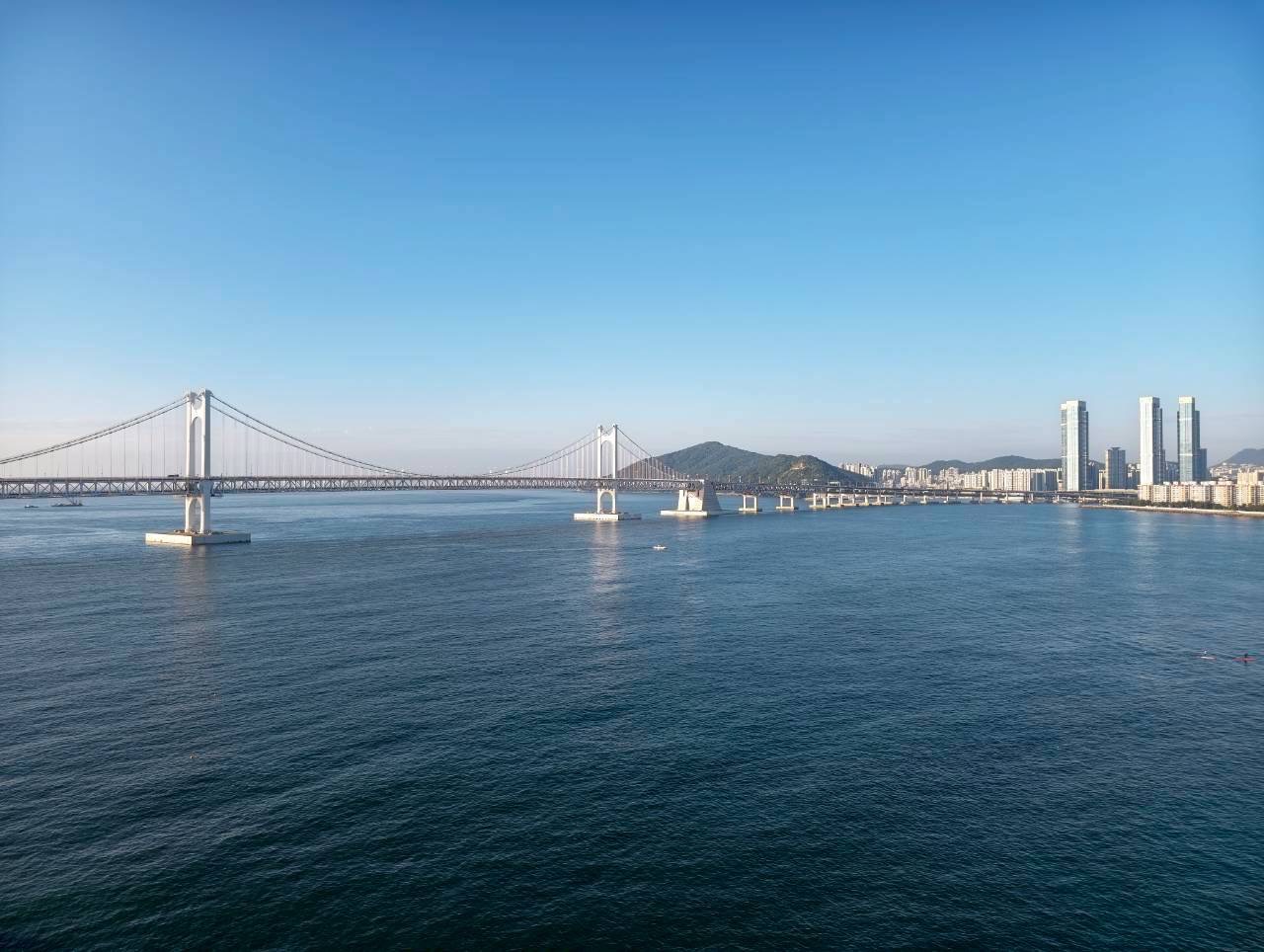 釜山廣安里住宿推薦【廣安KCC Switzen Harbor View Apt. Airbnb】兩房海景公寓，第一排欣賞廣安大橋夜景。絕美海景房，躺在房間就能欣賞廣安里煙火秀。
