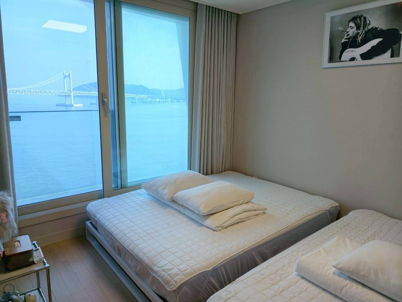 釜山廣安里住宿推薦【廣安KCC Switzen Harbor View Apt. Airbnb】兩房海景公寓，第一排欣賞廣安大橋夜景。絕美海景房，躺在房間就能欣賞廣安里煙火秀。