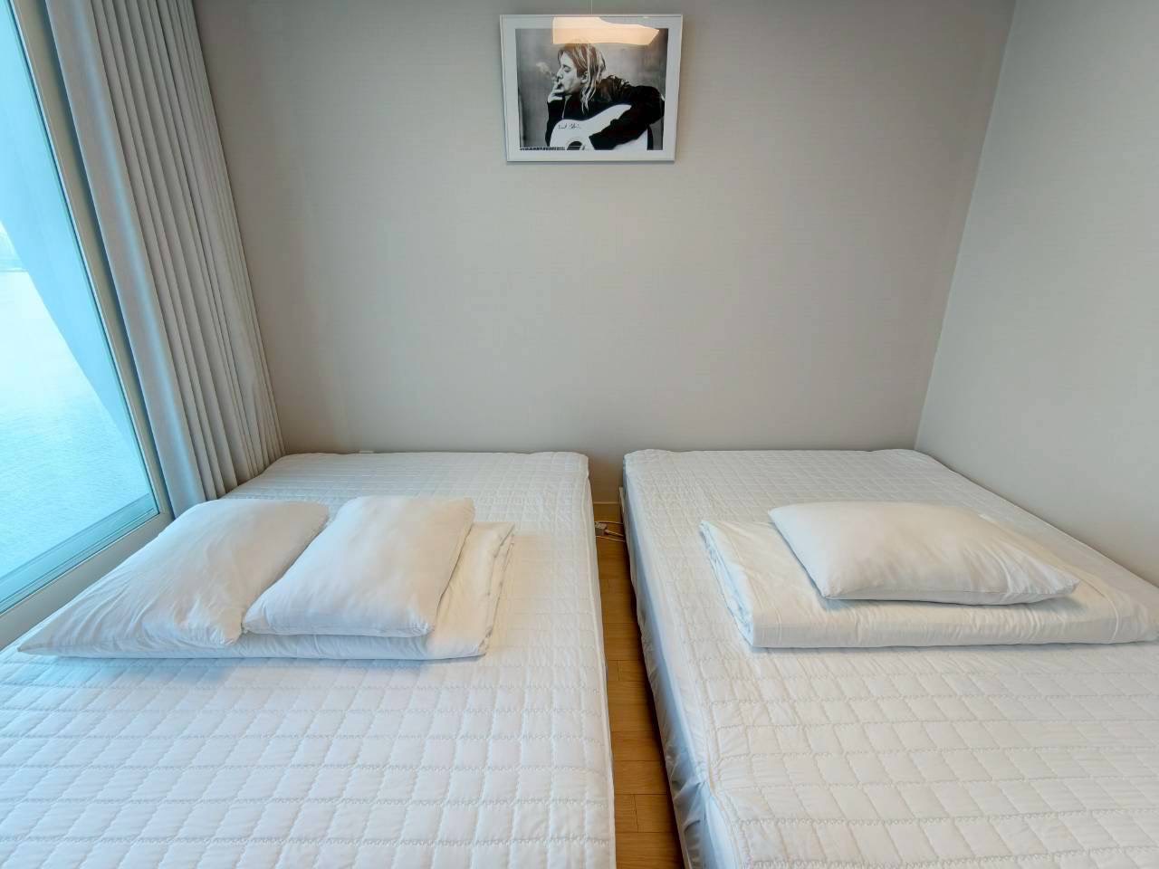 釜山廣安里住宿推薦【廣安KCC Switzen Harbor View Apt. Airbnb】兩房海景公寓，第一排欣賞廣安大橋夜景。絕美海景房，躺在房間就能欣賞廣安里煙火秀。
