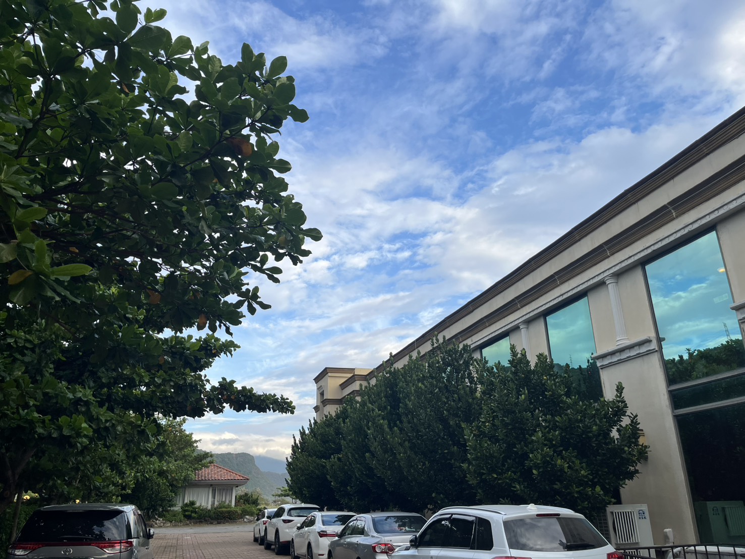 屏東枋山住宿【茉莉灣海景渡假酒店】近墾丁的親子渡假飯店推薦，設有緊鄰海邊的游泳池，間間都是海景房。適合放空、看海的屏東渡假飯店。