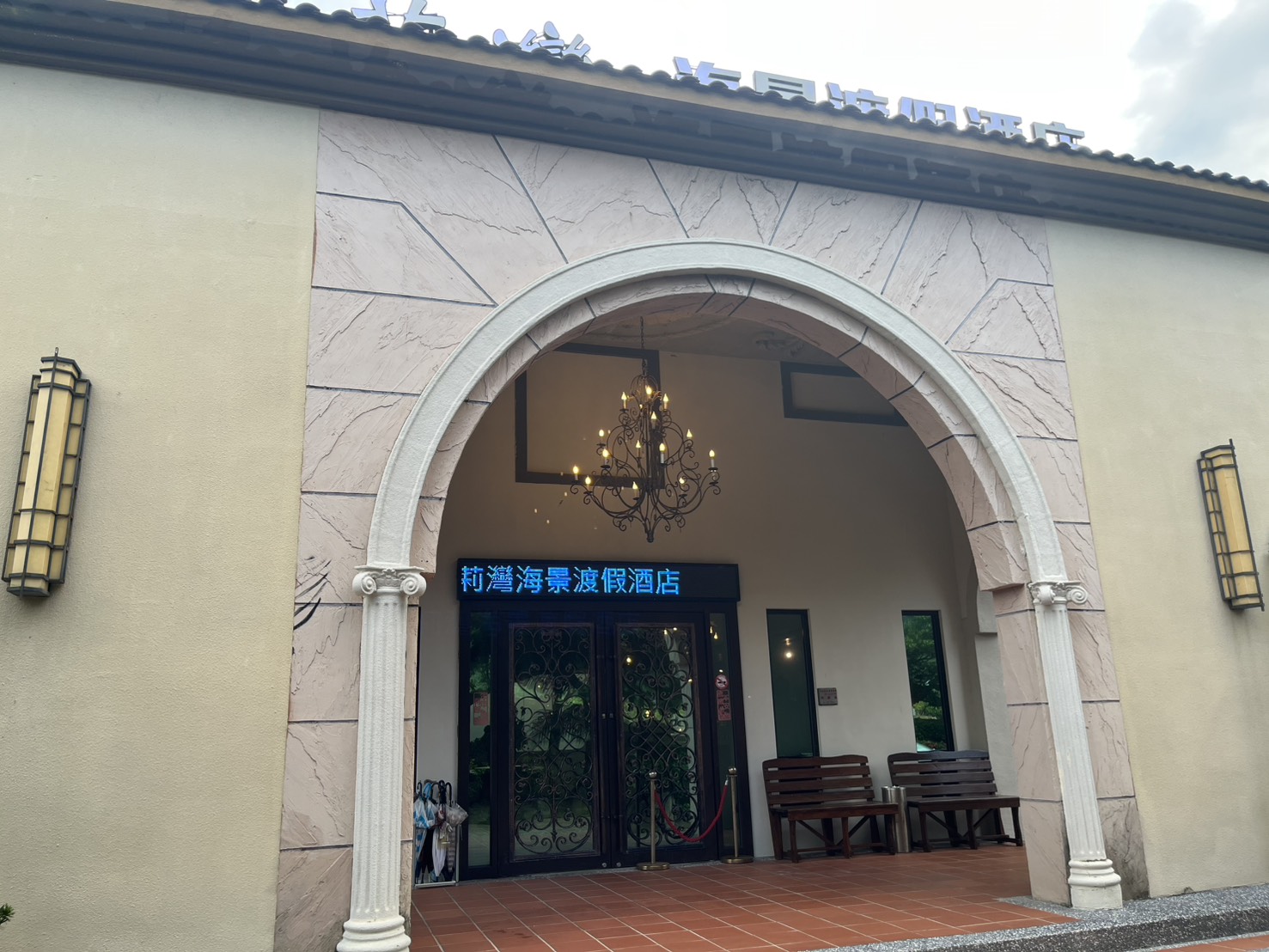 屏東枋山住宿【茉莉灣海景渡假酒店】近墾丁的親子渡假飯店推薦，設有緊鄰海邊的游泳池，間間都是海景房。適合放空、看海的屏東渡假飯店。
