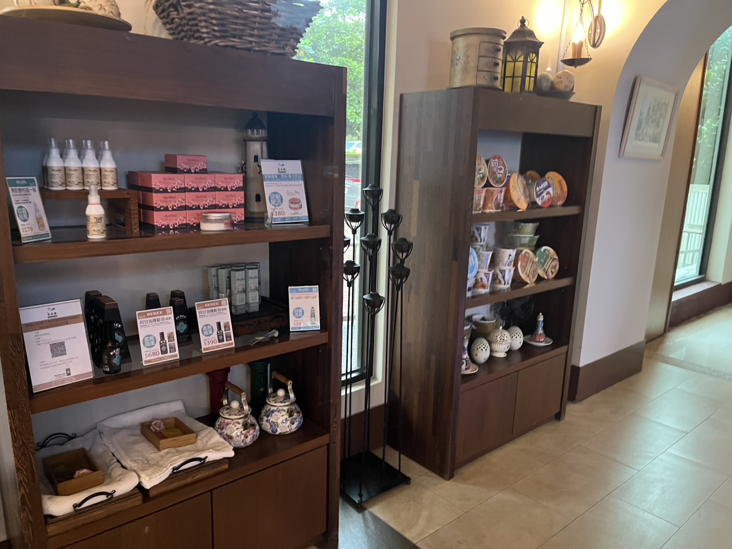 屏東枋山住宿【茉莉灣海景渡假酒店】近墾丁的親子渡假飯店推薦，設有緊鄰海邊的游泳池，間間都是海景房。適合放空、看海的屏東渡假飯店。
