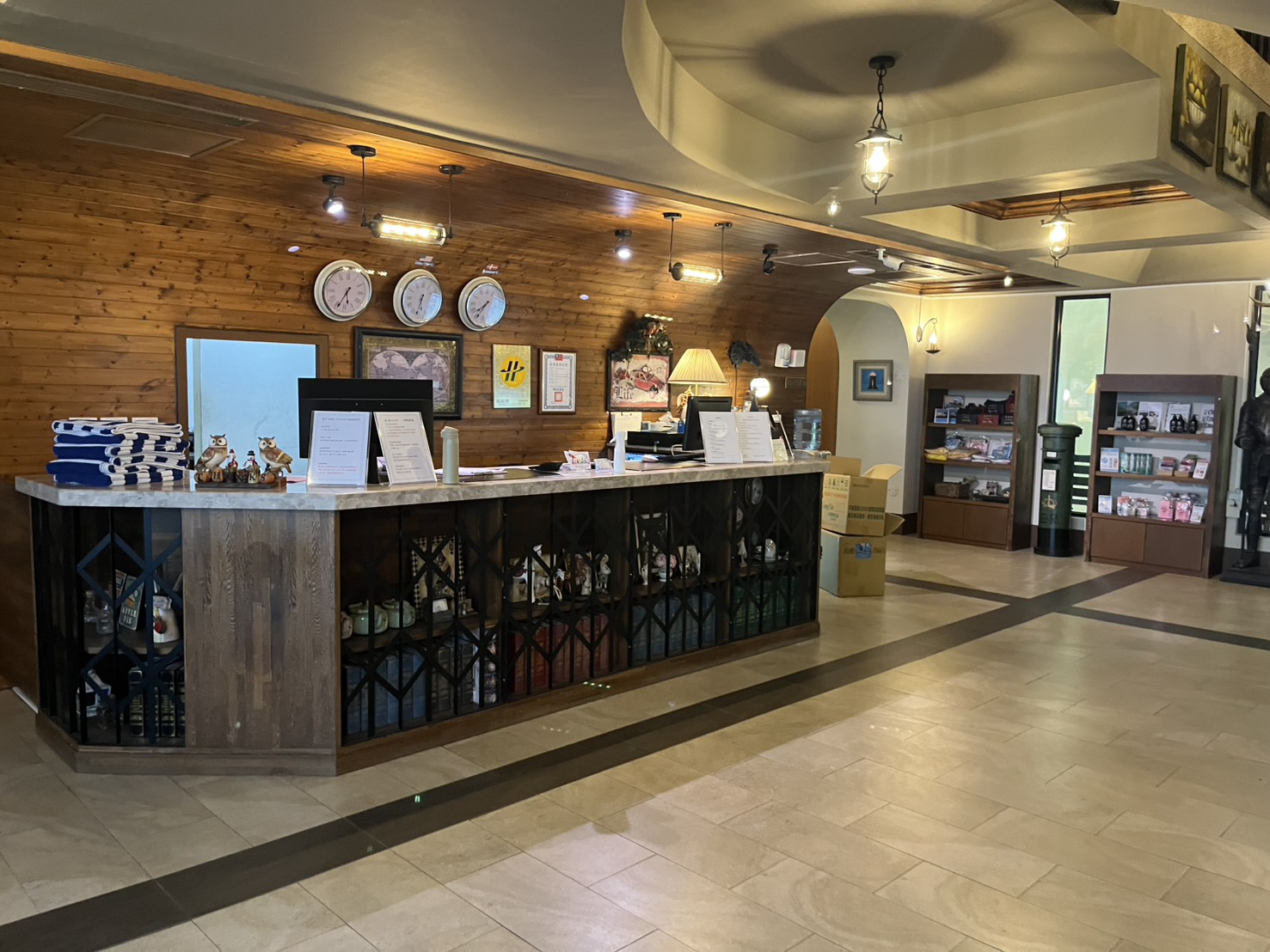 屏東枋山住宿【茉莉灣海景渡假酒店】近墾丁的親子渡假飯店推薦，設有緊鄰海邊的游泳池，間間都是海景房。適合放空、看海的屏東渡假飯店。
