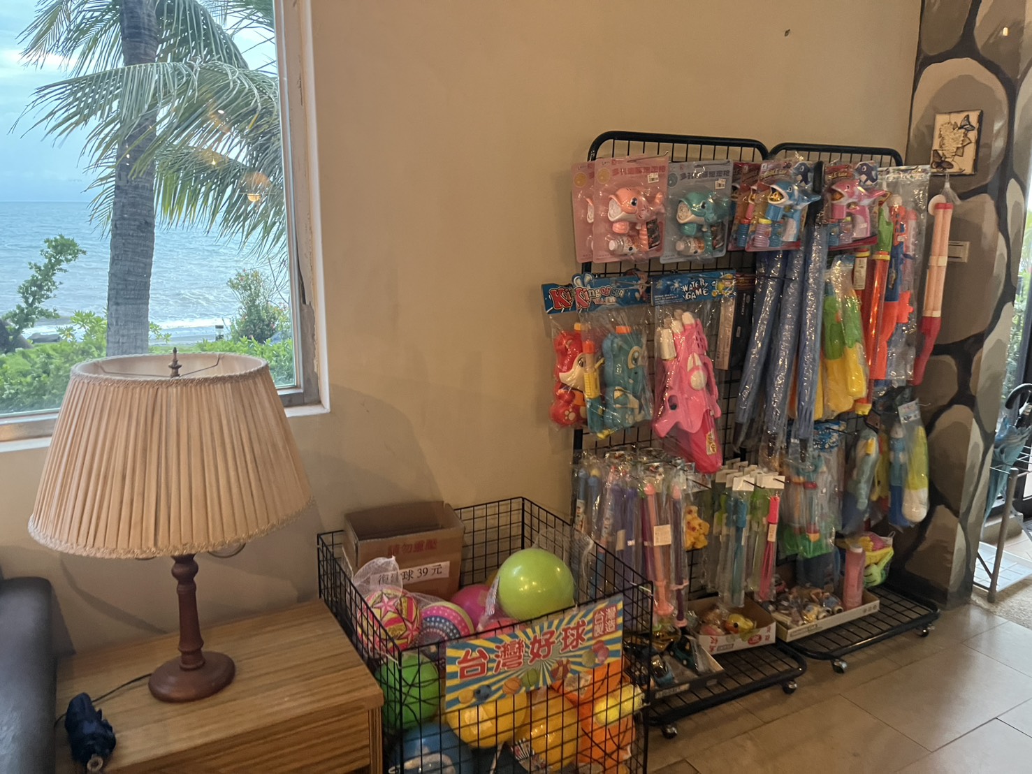 屏東枋山住宿【茉莉灣海景渡假酒店】近墾丁的親子渡假飯店推薦，設有緊鄰海邊的游泳池，間間都是海景房。適合放空、看海的屏東渡假飯店。