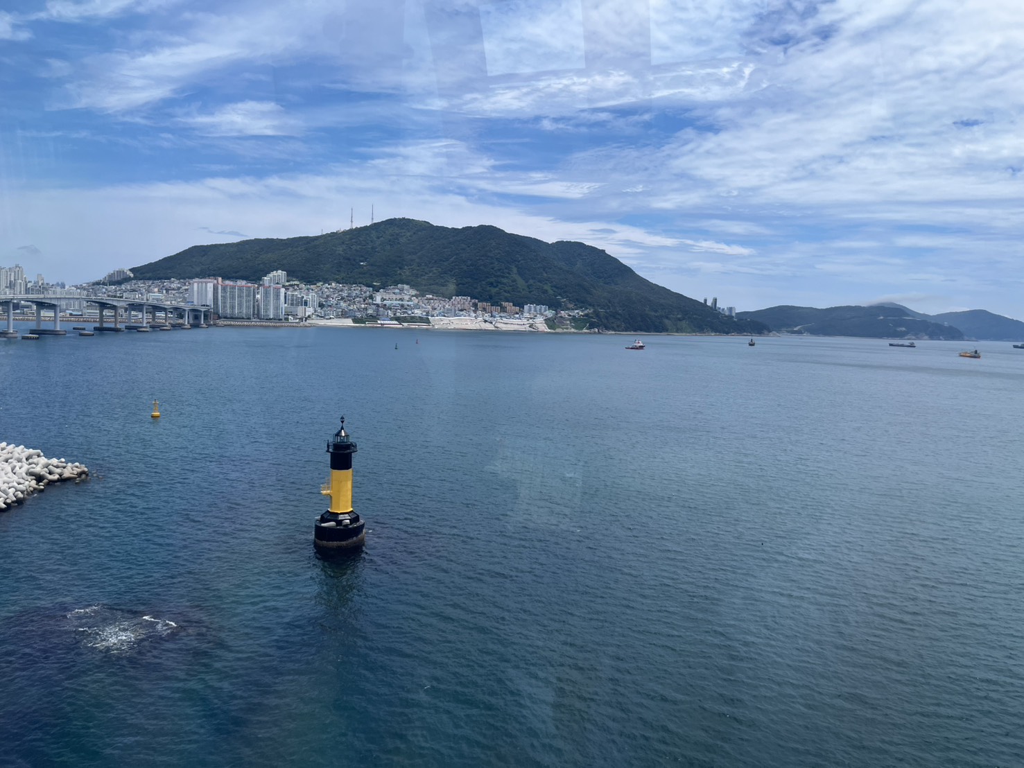 釜山自由行景點【松島海上纜車】韓國第一座跨海觀光纜車，水晶車廂好好拍!再順遊【龜島】，海中央散步，看看韓國版的人魚公主。