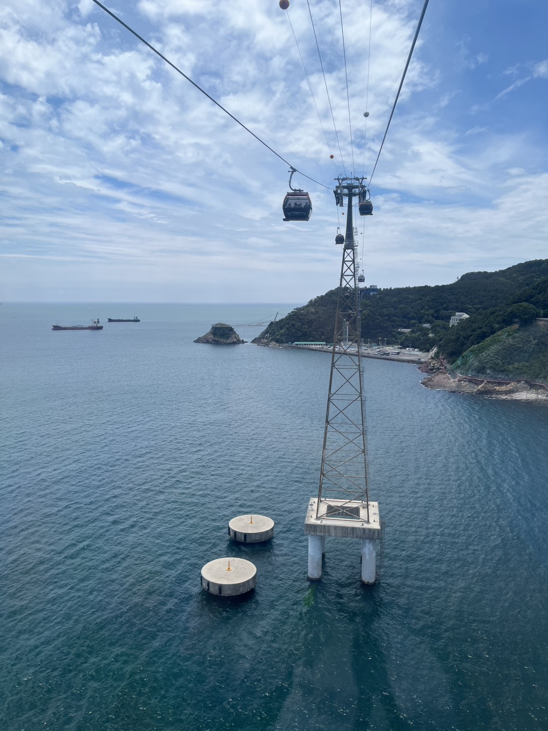 釜山自由行景點【松島海上纜車】韓國第一座跨海觀光纜車，水晶車廂好好拍!再順遊【龜島】，海中央散步，看看韓國版的人魚公主。