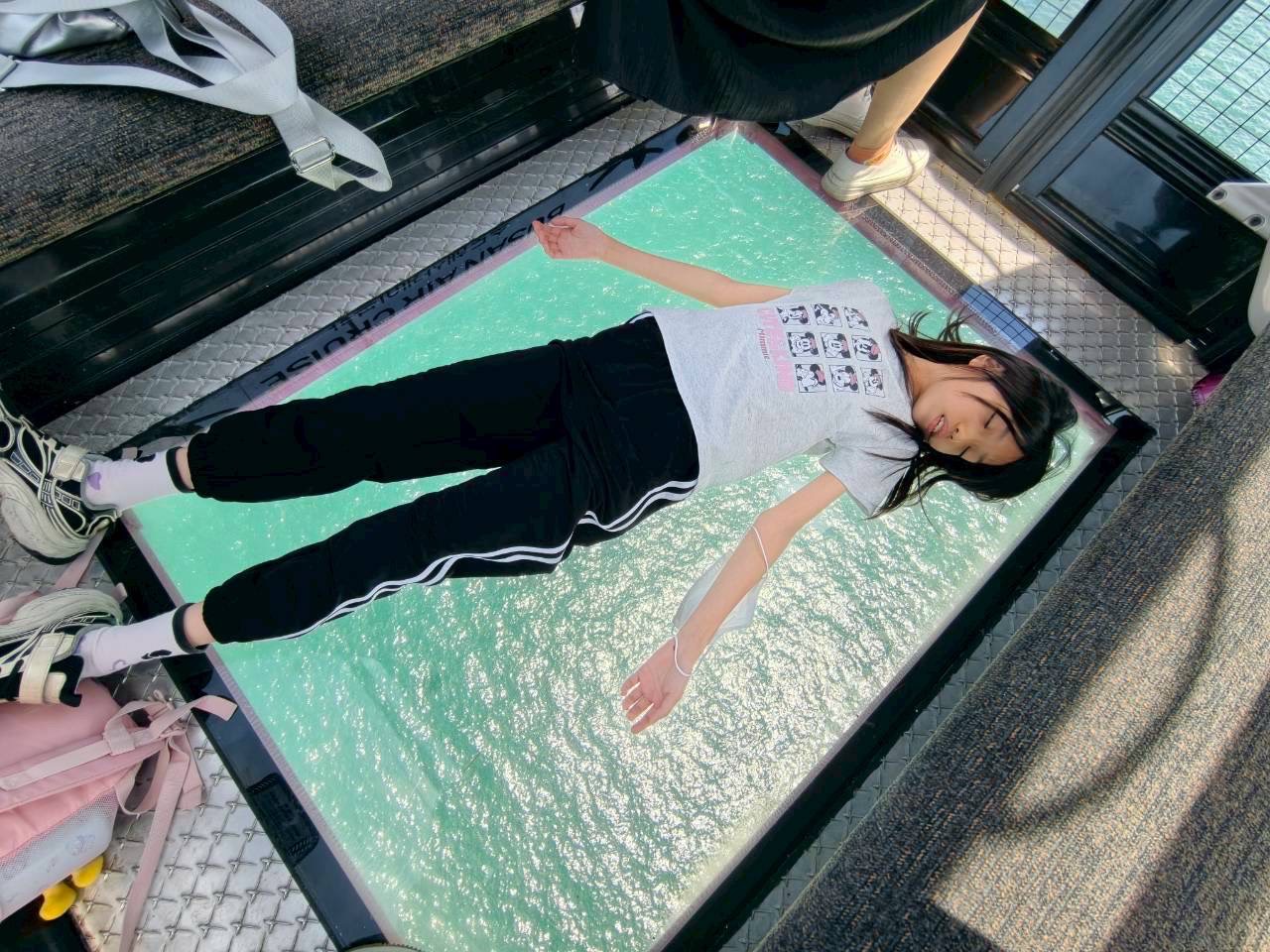 釜山自由行景點【松島海上纜車】韓國第一座跨海觀光纜車，水晶車廂好好拍!再順遊【龜島】，海中央散步，看看韓國版的人魚公主。